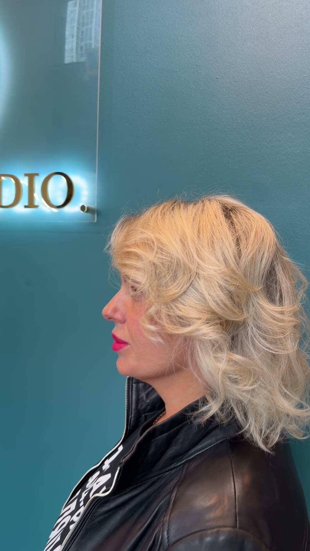 Short curls with brighter pieces around the face