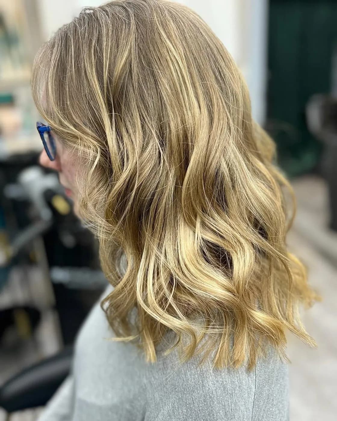 Blended blonde balayage on wavy, shoulder-length hair